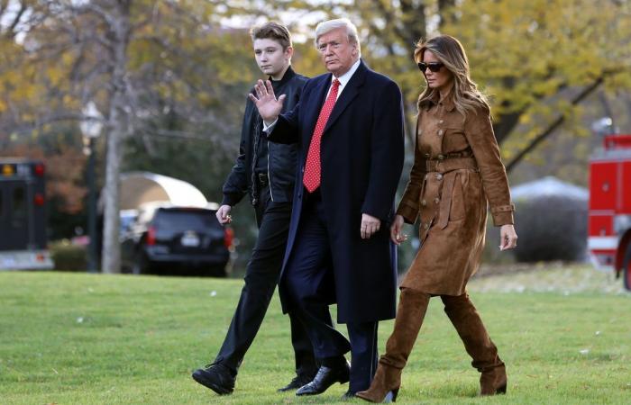 El hijo de Donald Trump, Barron, muestra un físico asombroso mientras se eleva sobre sus padres durante la declaración de victoria.