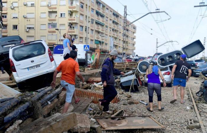 Su coche queda destrozado en las inundaciones en España: su jefe le prende fuego porque llega tarde al trabajo