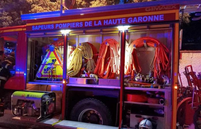 Una casa que albergaba un club de remo fue parcialmente destruida por un incendio durante la noche.