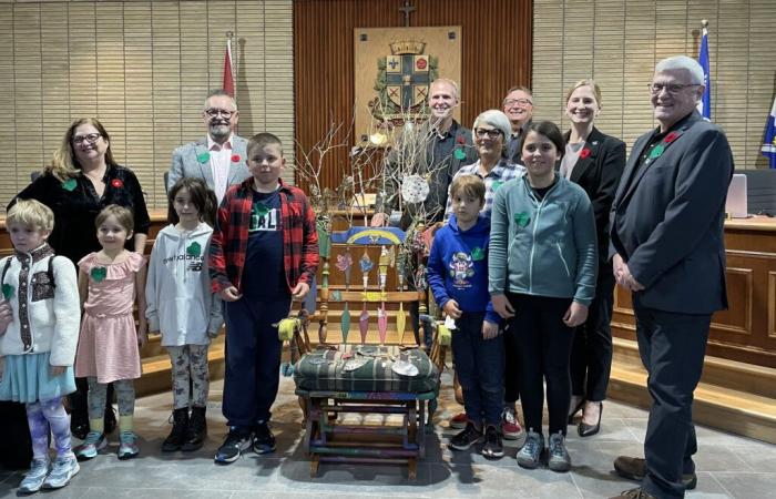 Los niños toman asiento en las cámaras del consejo de Waterloo