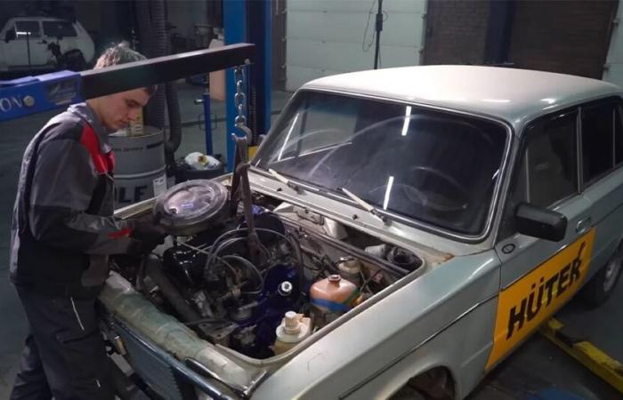 ¡Un Lada sale a la carretera con un motor de motosierra V16!