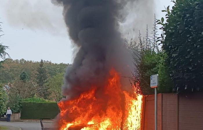 Un centro comercial en Yvelines, objeto de un robo, un coche en llamas