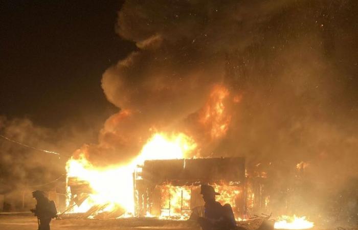 Un garaje comercial en llamas en St-Joseph de Beauce