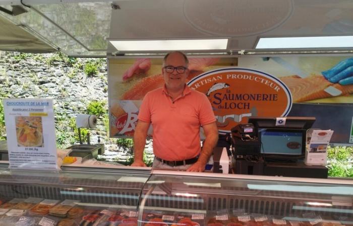 En este mercado de Morbihan, Yoann es el especialista en ahumado de pescado