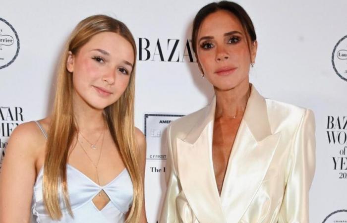 Con un vestido de satén a juego con el disfraz de su madre, Harper Seven pronuncia un discurso en homenaje a Victoria Beckham