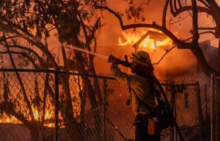 Los Ángeles, presa de un potente incendio, miles de personas evacuadas