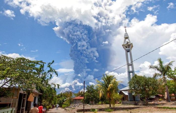 Nube de ceniza de casi 8 kilómetros en una nueva erupción del volcán Laki-Laki