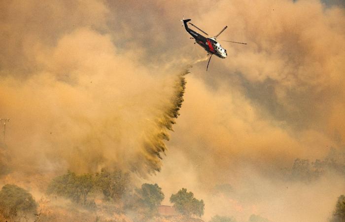 Miles de personas amenazadas por un incendio cerca de Los Ángeles