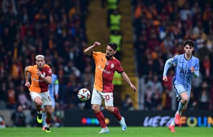 ¡Gran gol de Yunus Akgün en el partido Galatasaray – Tottenham! Osimhen logró una primicia en su carrera