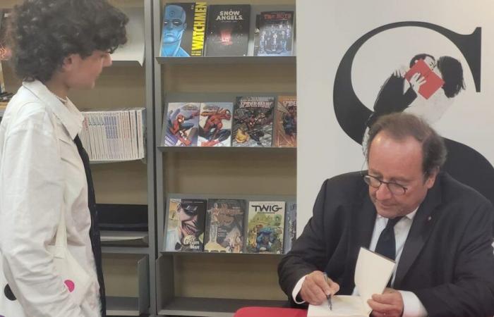 François Hollande firma en la librería Sauramps de Montpellier