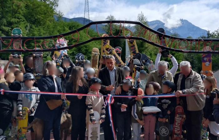 La entrada a un skatepark alude al campo de Auschwitz: la asociación reconoce “errores garrafales”