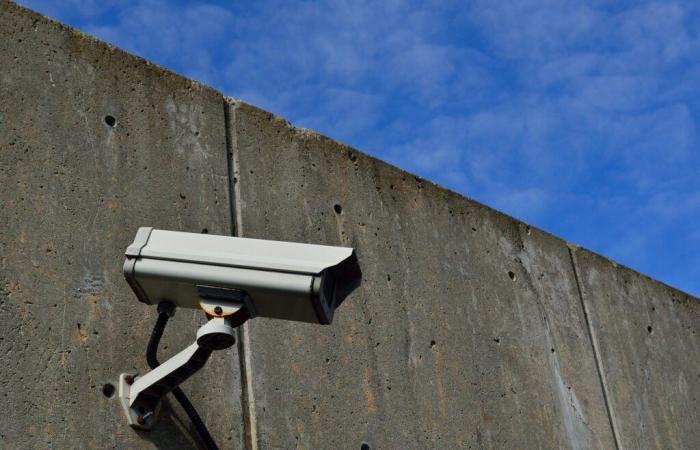 ???????? Vendea. Ponen escalera contra el muro del penal para entregar droga