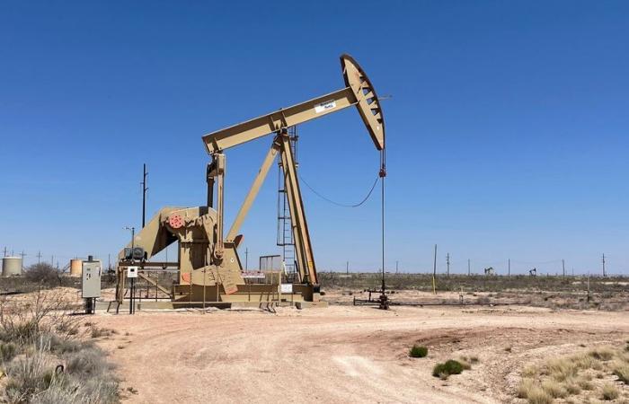 Los precios del petróleo caen mientras se espera que el huracán Rafael comience a debilitarse