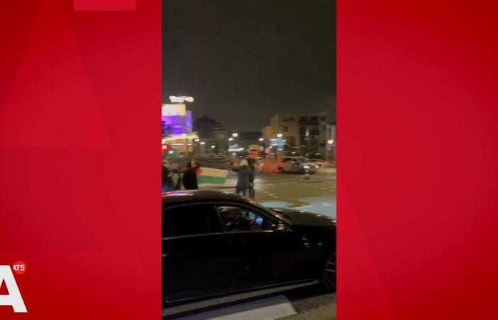 Tensiones en la ciudad anoche, bandera palestina retirada de la fachada y hombre en el canal