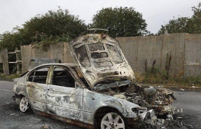 Su garaje se incendia en mitad de la noche y 27 coches quedan completamente destruidos.