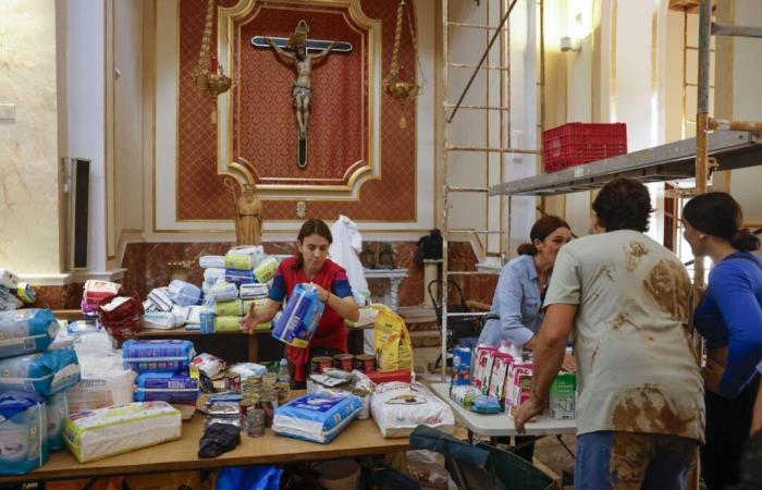 En parroquias devastadas, los voluntarios trabajan duro.