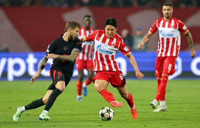 Seol Young-woo del Estrella Roja asiste en la derrota por 5-2 ante el Barcelona