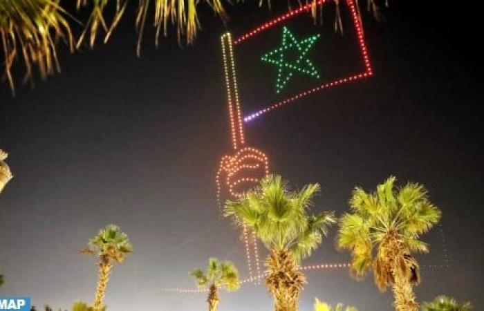 “Espíritu de la Marcha Verde”: espectáculos de drones iluminan la plaza Al-Mechouar en El Aaiún