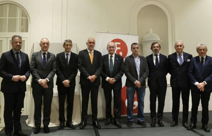 El Colegio de Economistas entrega su medalla de oro a José Manuel Domínguez