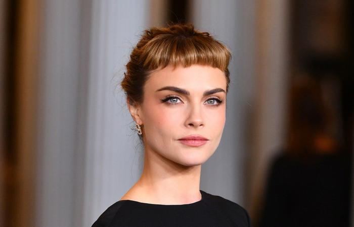 Cara Delevingne apostó por el mini flequillo de Audrey Hepburn (y somos fans)