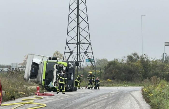 Drome. Un camión frigorífico pesado vuelca en una curva: el tráfico está interrumpido