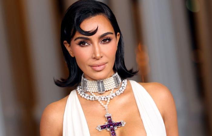 Kim Kardashian muestra por primera vez en público el famoso collar con la cruz de la princesa Diana