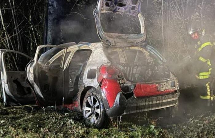 un joven conductor pierde el control y choca contra un árbol, el auto se incendia