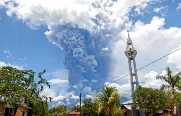 Indonesia: nube de ceniza de casi 8 kilómetros en una nueva erupción del volcán Laki-Laki