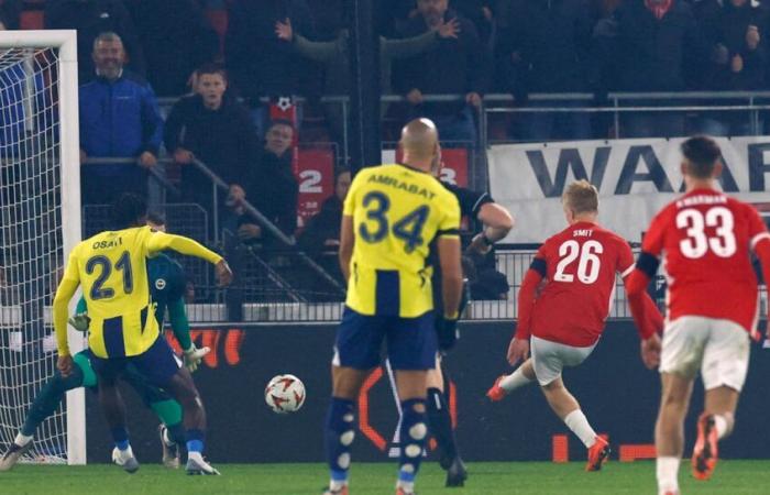 ¡El Fenerbahçe perdió contra el AZ Alkmaar! Cuatro goles y penalti fallado