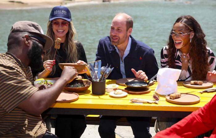 El príncipe William come pescado a la parrilla con Heidi Klum en Sudáfrica