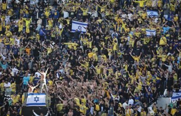 “Cincuenta árabes nos esperaban con cuchillos y garrotes”, dicen los aficionados al fútbol israelíes en Amst