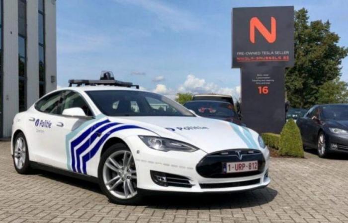 ¡Este Tesla policial nunca ha sido conducido durante casi 5 años por una razón sorprendente!