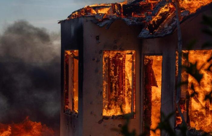 Los Ángeles, presa de un potente incendio, miles de personas evacuadas