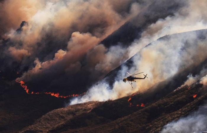 California | Miles de personas amenazadas por un incendio cerca de Los Ángeles