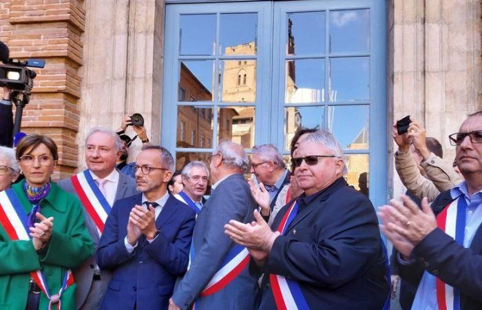 Toulouse: más de un centenar de alcaldes de Alto Garona se manifiestan en la prefectura contra los recortes presupuestarios