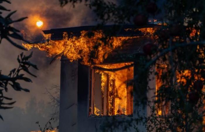 Los Ángeles, presa de un potente incendio, miles de personas evacuadas