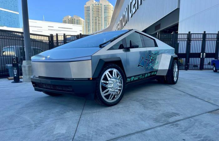 SEMA 2024 día 2: vehículos excepcionales y una tonelada de Tesla Cybertruck