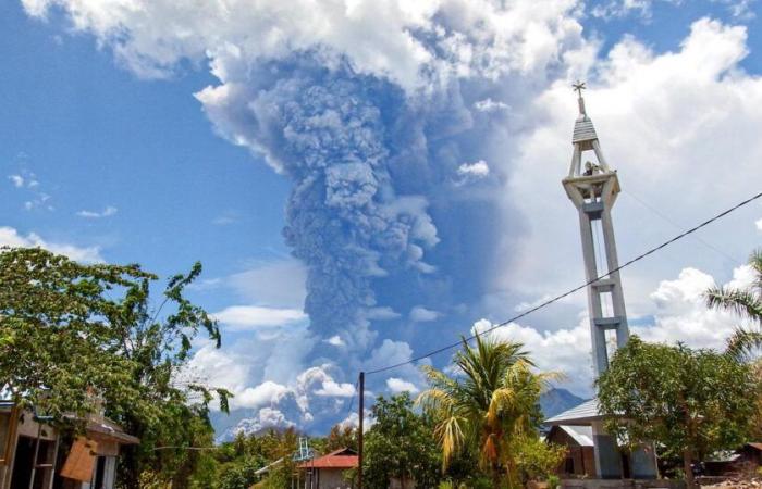 Una nube de ceniza de casi 8 kilómetros en una nueva erupción volcánica