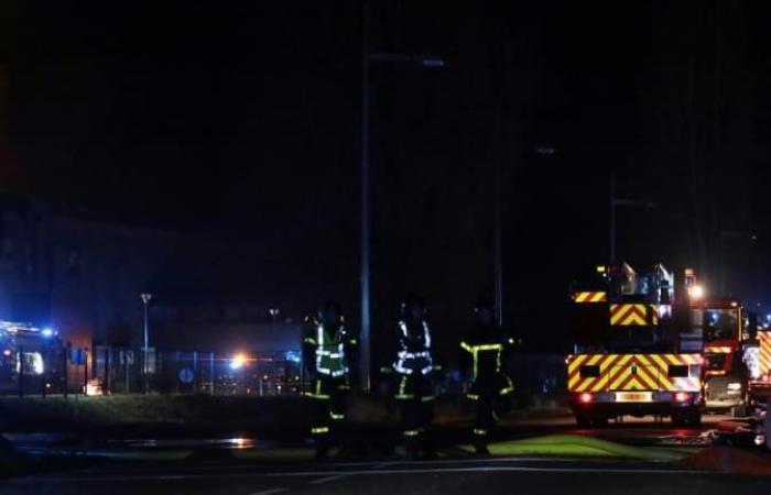 De camino al hospital, una mujer da a luz al costado de la carretera