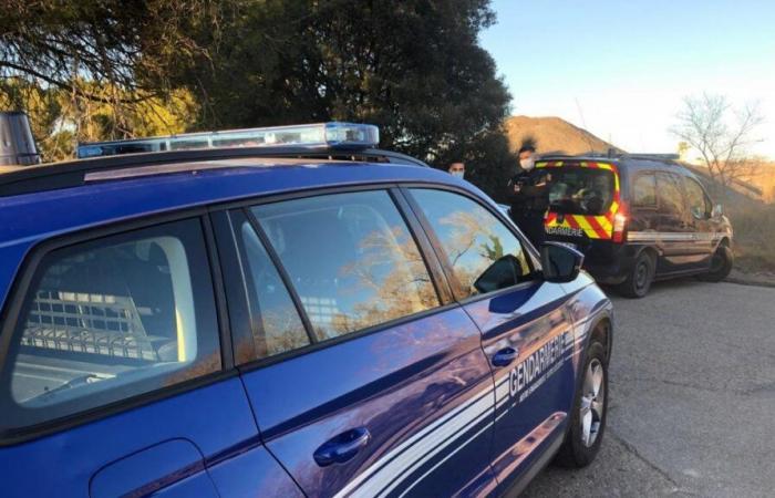 GARD Una bala de arma de fuego se aloja en la puerta de la escuela al final de las clases