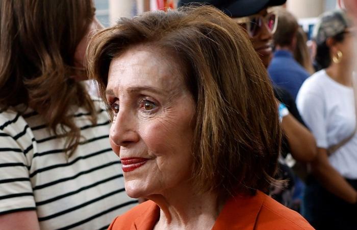 Nancy Pelosi aparece llorosa en el evento de concesión de Harris