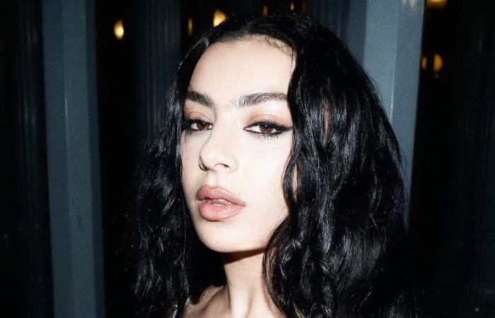 Charli XCX se revela al máximo luciendo solo una sábana y una peluca