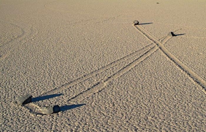 el increíble fenómeno de las rocas que se mueven solas en el desierto