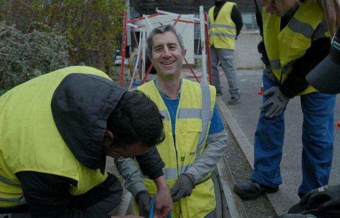 François Ruffin y Gilles Perret filman la gira proletaria por Francia de una Cruella preppy