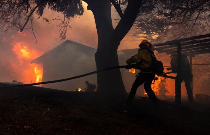 Miles de personas amenazadas por un incendio cerca de Los Ángeles