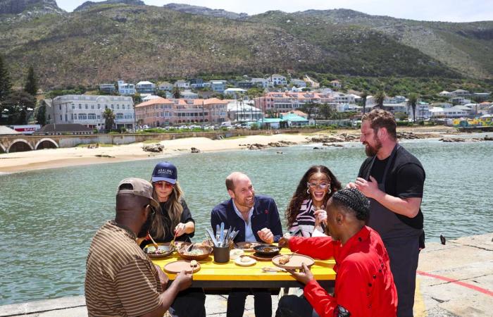 El príncipe William come pescado a la parrilla con Heidi Klum en Sudáfrica