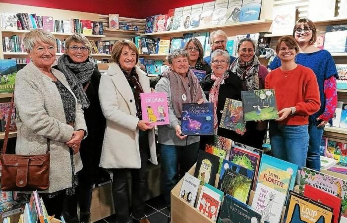 Papá Noel verde de Secours populaire prepara su bolsa de libros, en Ploemeur