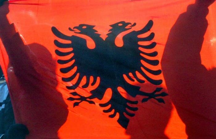 Serbia: Dos suizos expulsados ​​tras imitar al águila bicéfala