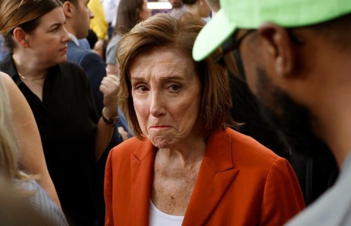 Nancy Pelosi aparece llorosa en el evento de concesión de Harris