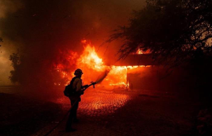 Miles de personas amenazadas por un incendio cerca de Los Ángeles